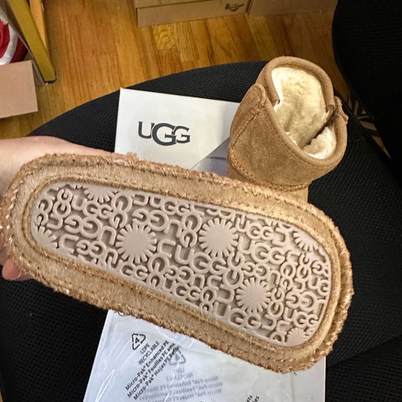 Ugg - Picture 2 of 4